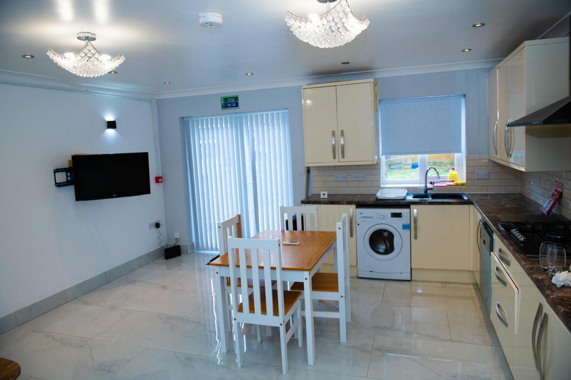 Newly Refurbished - Affordable Four Bedroom Semi-Detached House Near Luton Airport And Luton Hospital Экстерьер фото