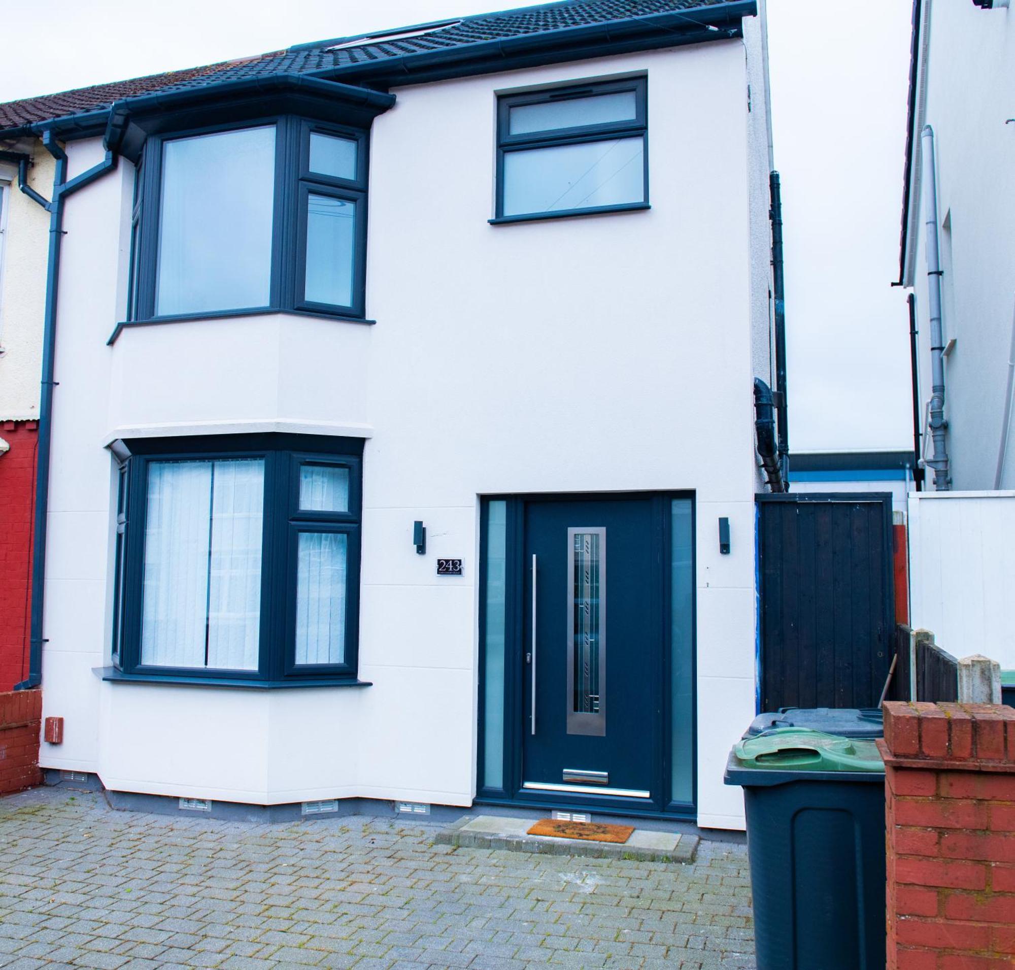 Newly Refurbished - Affordable Four Bedroom Semi-Detached House Near Luton Airport And Luton Hospital Экстерьер фото