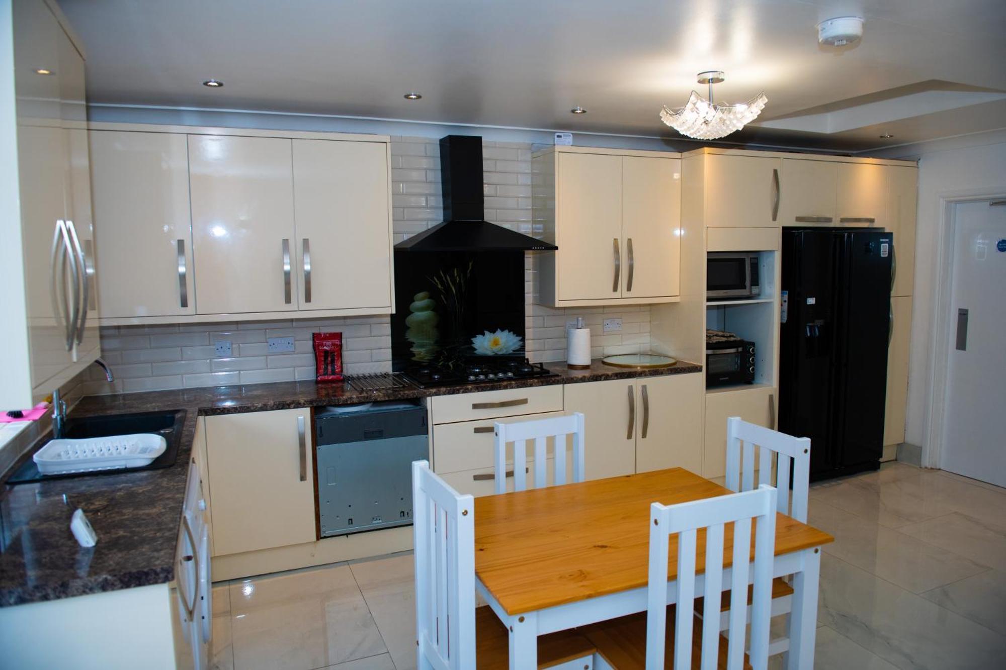 Newly Refurbished - Affordable Four Bedroom Semi-Detached House Near Luton Airport And Luton Hospital Экстерьер фото