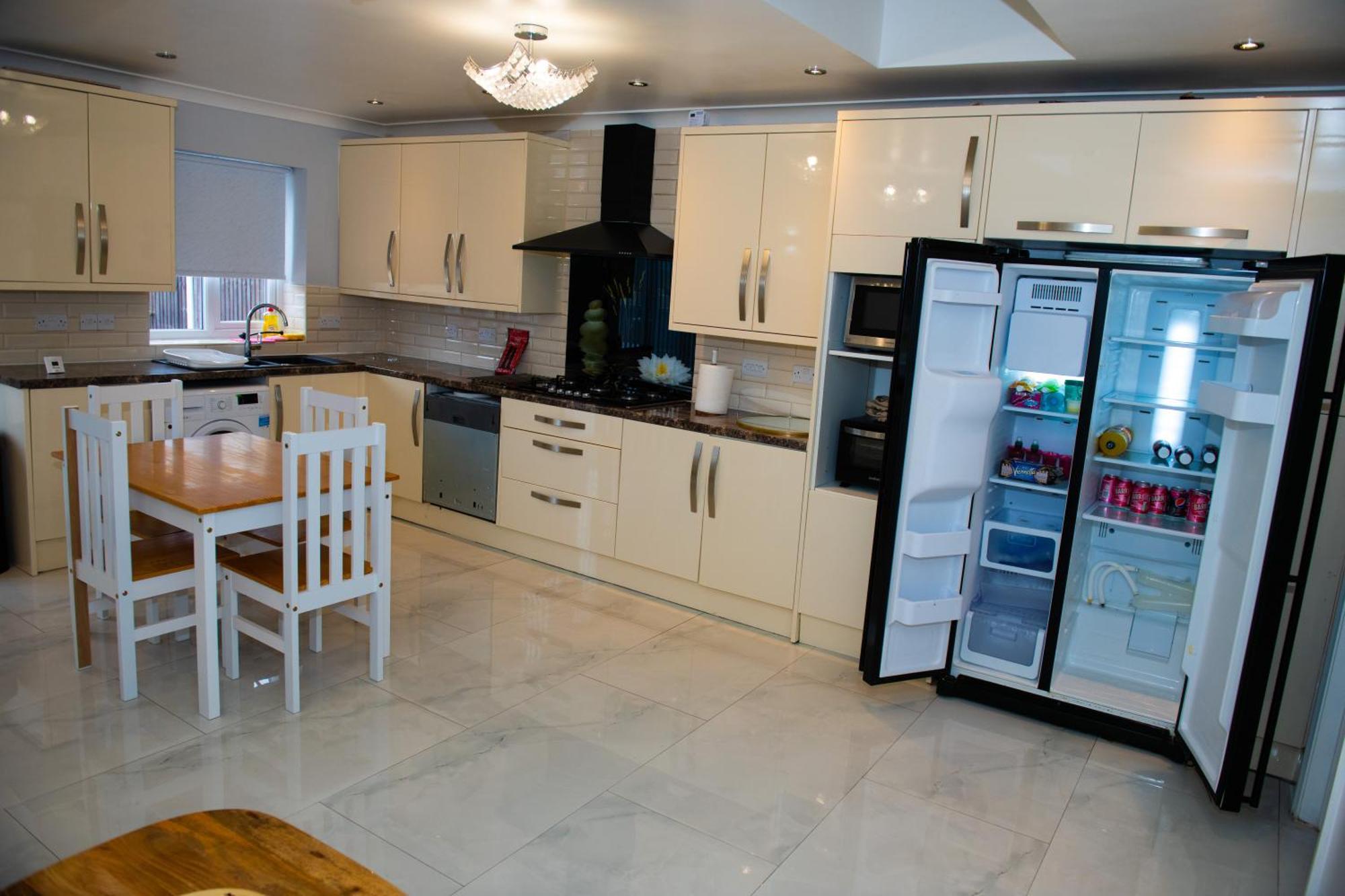 Newly Refurbished - Affordable Four Bedroom Semi-Detached House Near Luton Airport And Luton Hospital Экстерьер фото